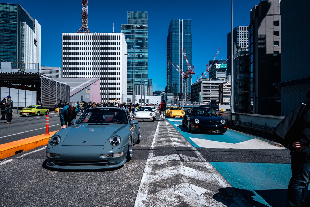 911crz's tweet photo. 「ポルシェをもった自由に楽しもうぜ」っていう好奇心とつまらない常識に縛られない幸せな空間。やがて消えるKK線の景色と共に2026年のLUFTを見たってのはめちゃ重要。俺ももっと自由にポルシェと遊ぼうっと。
#LUFTTOKYO #Luftgekuhlt #Type7 #KKLINE #911crz https://t.co/FajOrjp1R7
