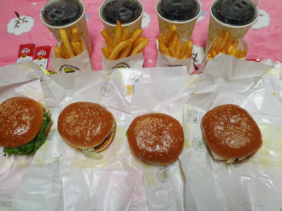 bulewine28's tweet photo. 점심은 든든하게 햄버거🍔🍟🥤👅
#점심 #ひるごはん #昼ごはん
#ハンバーガー #햄버거 #NBB어메이징더블
#감자튀김 #콜라 https://t.co/zkf8ksq1Zw