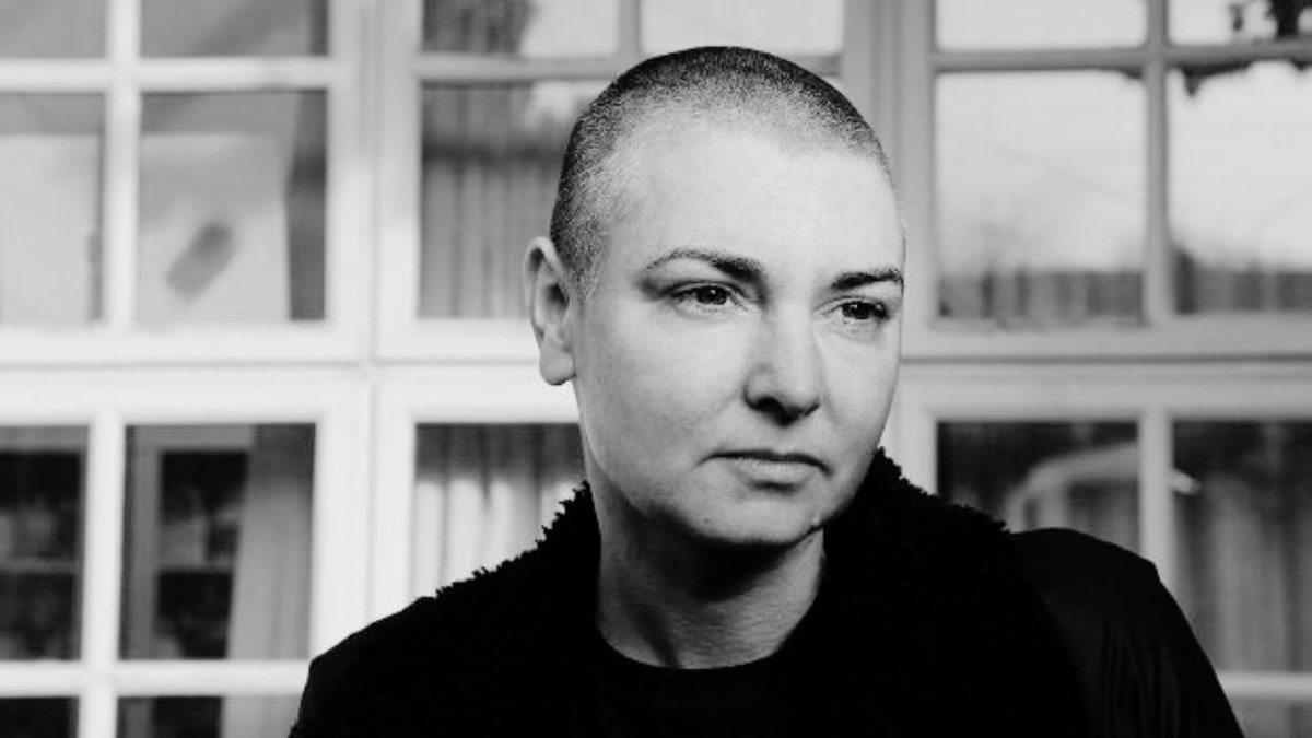 Dijo una vez Sinéad O’Connor: “Ser auténtica en este mundo de mierda que castiga a cualquiera que diga la verdad es un puto acto de valentía, sí. No hay nada más peligroso para ellos que alguien que se niega a cerrar la boca, que no finge ser lo que no es, que no se arrodilla