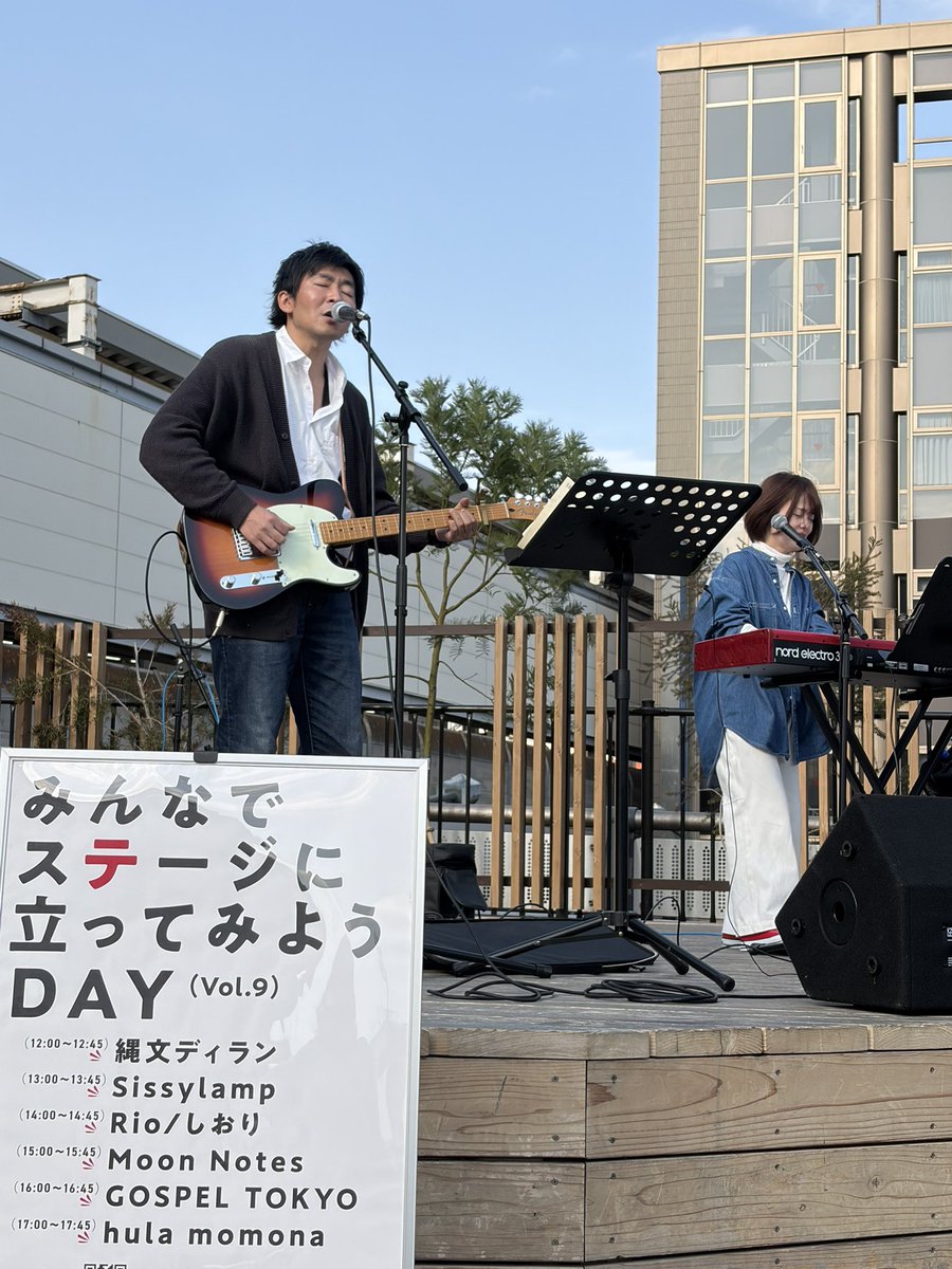 anison2020_mao's tweet image. 駅の改札を出た瞬間にはもう、楽しそうに2曲目を演奏する音と声が🥹

暖かくなってたくさんの方の前で楽しそうに歌い演奏する2人🥹✨
これからもまだまだ素敵な曲を届けていこう(ღ*ˇ ˇ*)｡o♥️✨
#MoonNotes #ムーンノーツ  #ここから未来プロジェクト@kokokaramiraipj