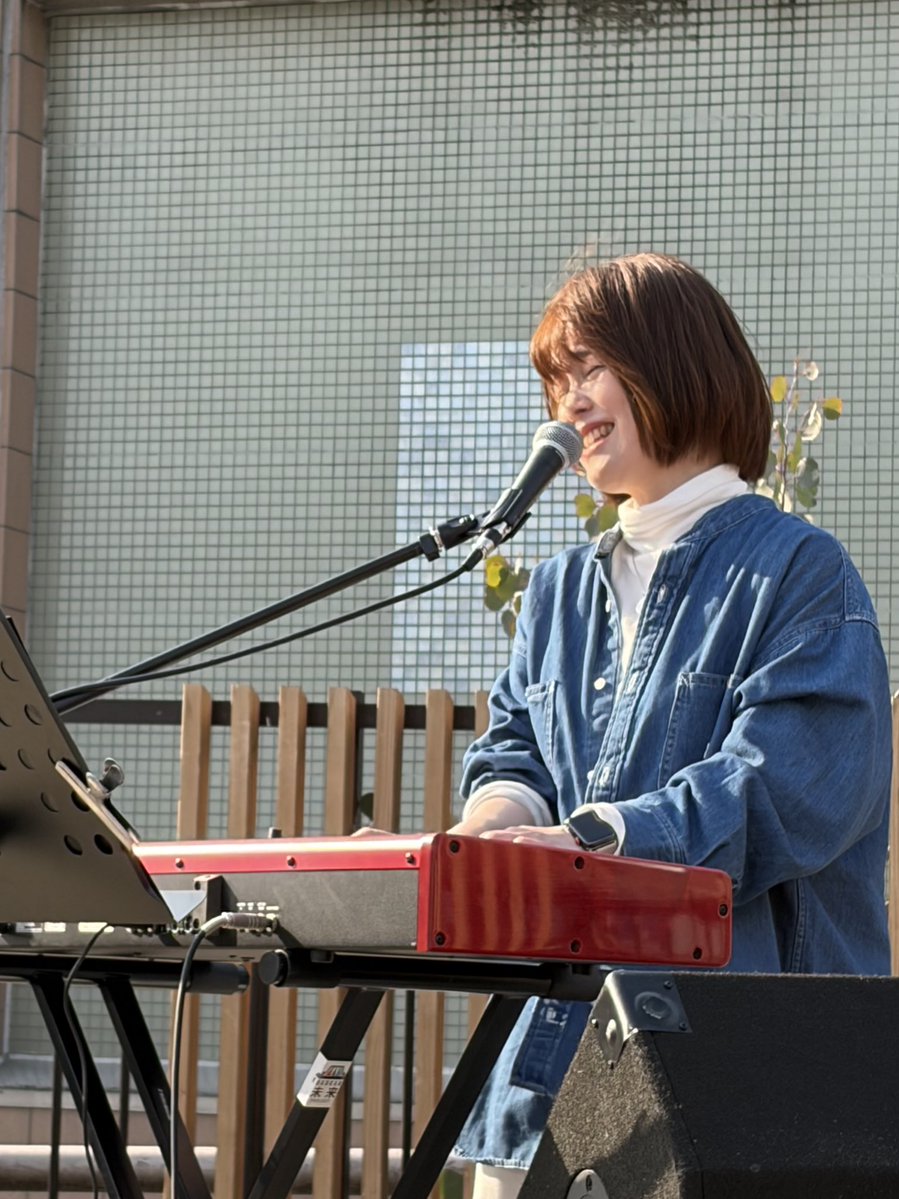 anison2020_mao's tweet image. 駅の改札を出た瞬間にはもう、楽しそうに2曲目を演奏する音と声が🥹

暖かくなってたくさんの方の前で楽しそうに歌い演奏する2人🥹✨
これからもまだまだ素敵な曲を届けていこう(ღ*ˇ ˇ*)｡o♥️✨
#MoonNotes #ムーンノーツ  #ここから未来プロジェクト@kokokaramiraipj