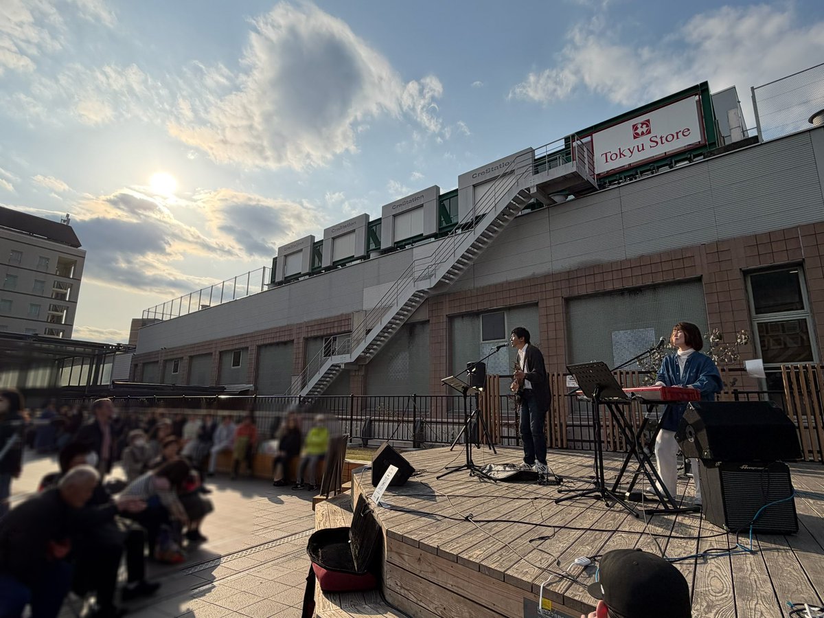 anison2020_mao's tweet image. 駅の改札を出た瞬間にはもう、楽しそうに2曲目を演奏する音と声が🥹

暖かくなってたくさんの方の前で楽しそうに歌い演奏する2人🥹✨
これからもまだまだ素敵な曲を届けていこう(ღ*ˇ ˇ*)｡o♥️✨
#MoonNotes #ムーンノーツ  #ここから未来プロジェクト@kokokaramiraipj