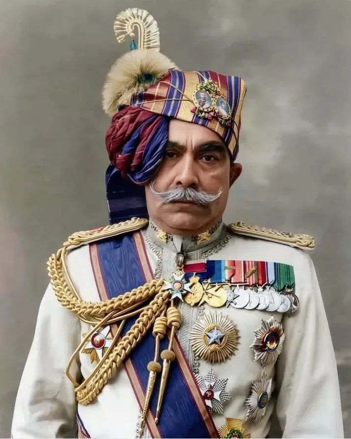 इस महान विभुति का कोई नाम बता सकता है,देश में अनेकों राज महाराजा हुवे , लेकिन इन्होंने अपने जीवन काल में जो काम किया इसलिए इनको कलयुग का भागीरथ नाम से भी जाना है , अतः कोमेटस सेसन में इनका नाम लिखे,  धन्यवाद