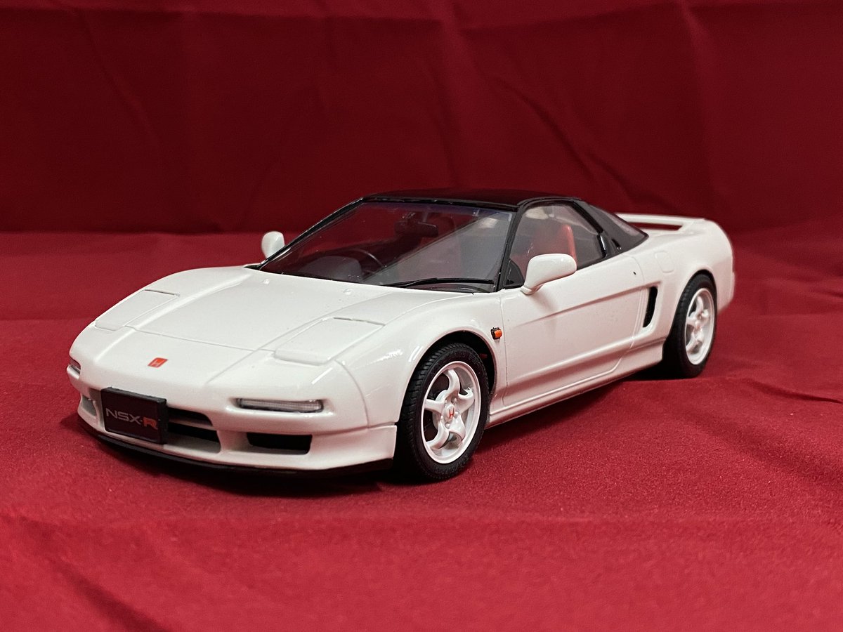 modera_hamano's tweet photo. タミヤ1/24 NSX-R 完成しました。

特に改造などは無く、説明書通りに組みました。

実車説明

軽量バケットシートなど採用して通常のNSXより120kg軽量化されたモデル

パワーこそ変わらないが、バランス取りやヘッドの面研などレーシングエンジン並みにこだわり抜かれた物を搭載

タイプRの始まり https://t.co/fmVTm3ADvC