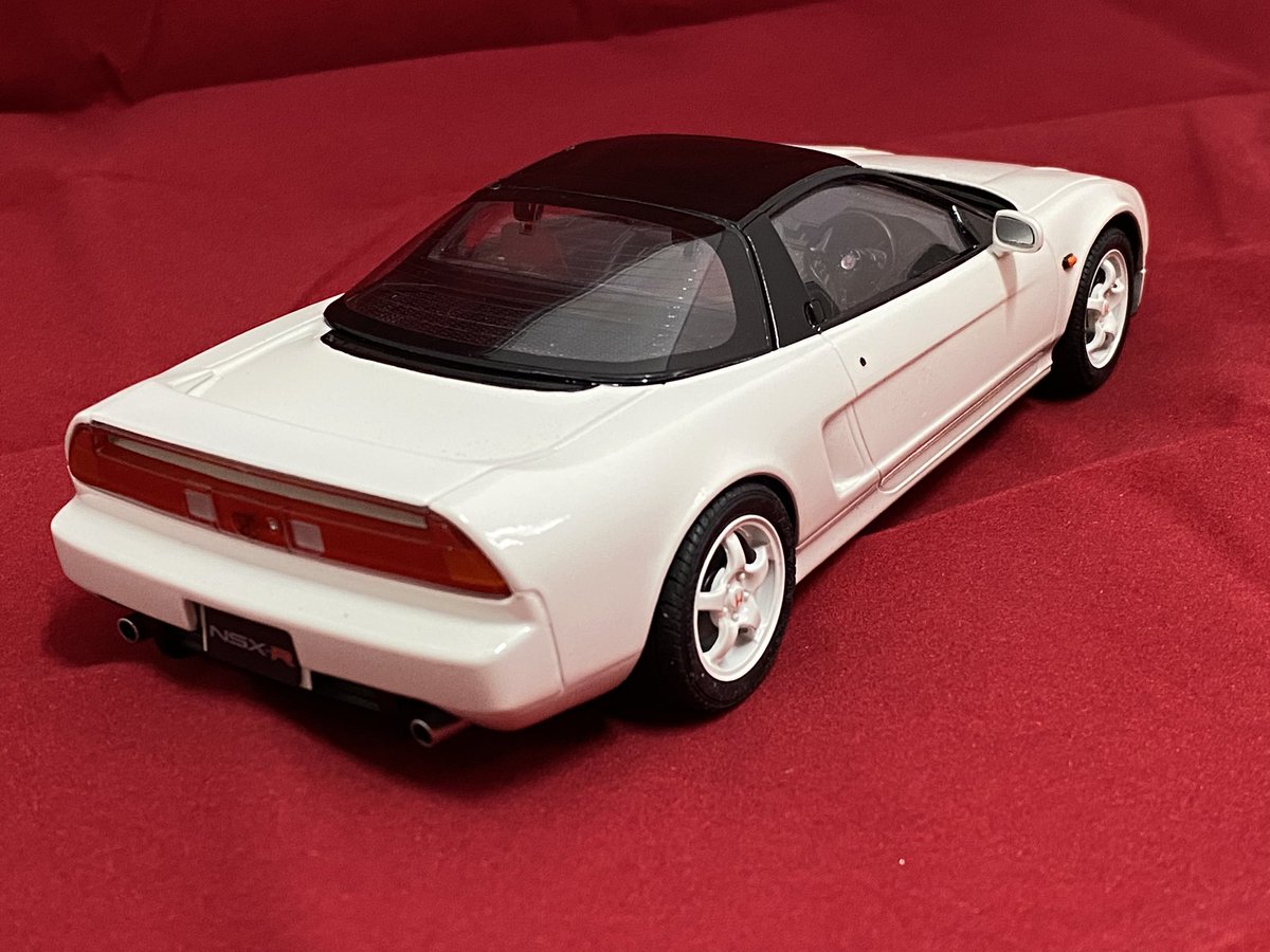 modera_hamano's tweet photo. タミヤ1/24 NSX-R 完成しました。

特に改造などは無く、説明書通りに組みました。

実車説明

軽量バケットシートなど採用して通常のNSXより120kg軽量化されたモデル

パワーこそ変わらないが、バランス取りやヘッドの面研などレーシングエンジン並みにこだわり抜かれた物を搭載

タイプRの始まり https://t.co/fmVTm3ADvC