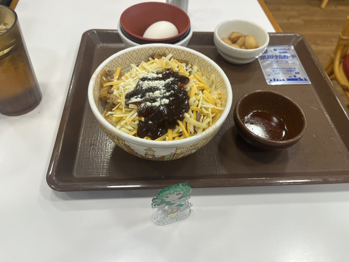 TACKN08O4's tweet photo. #推し飯
#推しとご飯
すき家おんたまデミグラスチーズ牛丼
フライドニンニク、コチュジャンを添えて https://t.co/VCHXPxsHlT