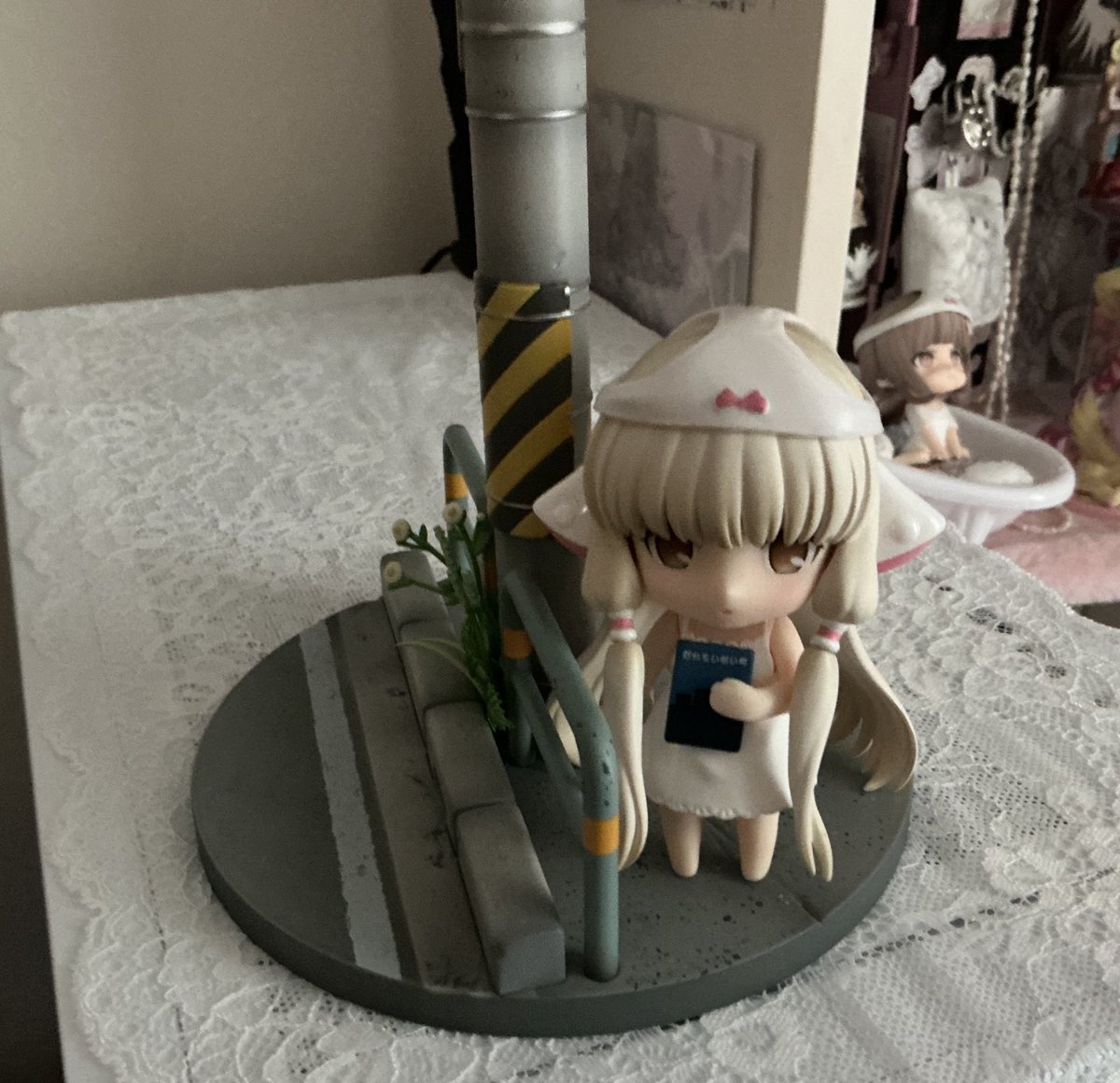 베이스가 크고 화려한 피규어는 다른 피규어와 콜라주 꾸미기가 가능해서 너무 좋아요