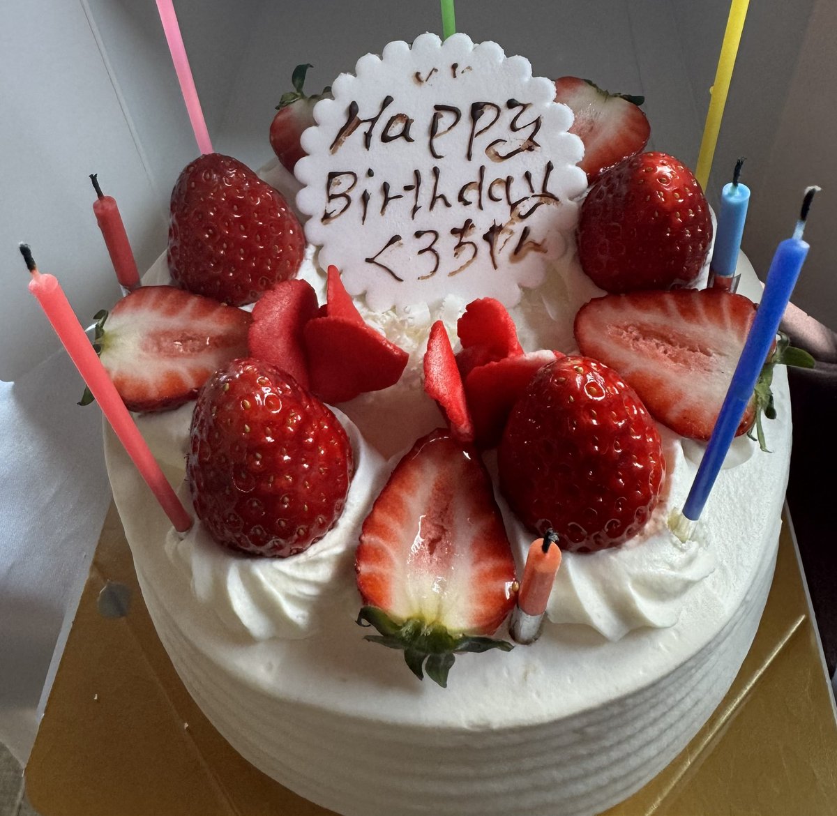 matsumieisubot's tweet photo. 本日は松実玄さんお誕生日会2026にご参加ありがとうございました！

地元民御用達のラ・ペッシュのケーキ最新版でお祝い。皆と祝えて嬉しい！

またどこかの卓や聖地でよろしくお願いします。 https://t.co/cPayh1ByVN
