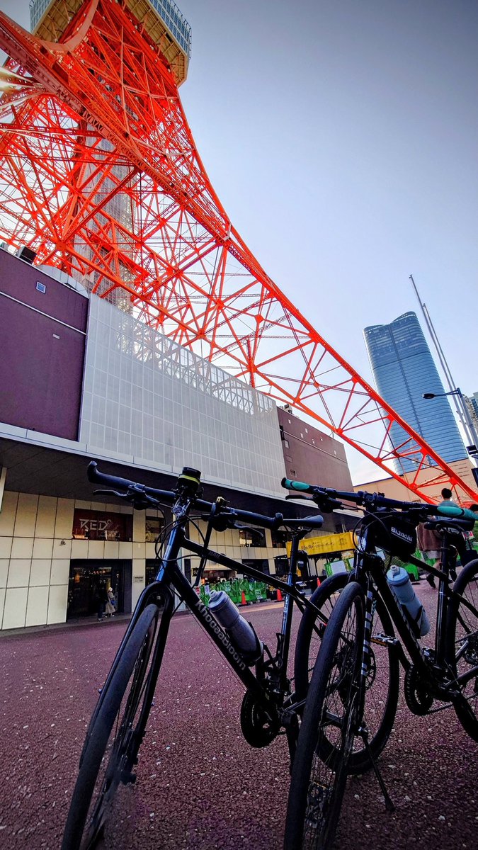 nmakita's tweet photo. 午後は嫁様の目標にしてた、クロスバイクでの皇居一周へ
その後は東京タワーの麓まで行って、帰る途中ベローチェでお茶して帰宅
18キロ、よく頑張りました◎

https://t.co/VR4ttFIOPt

#クロスバイク
#Bianchi
#BianchiRoma3
#KhodaaBloom
#RailDiscEX https://t.co/jMQ7fCK3wn