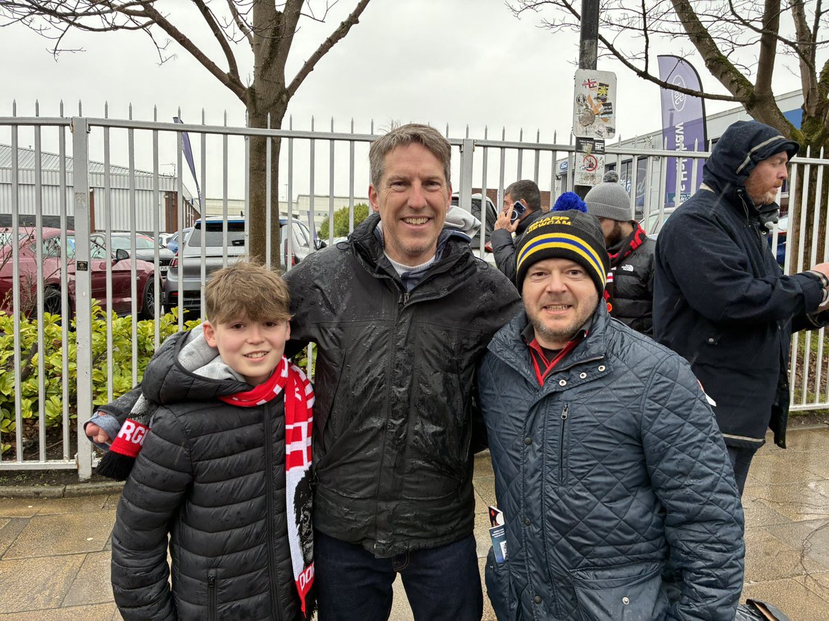 bryherron789's tweet photo. @AndyMitten Pleasure to say hello today, jude was starstruck… dreams of being a sports journalist and met his hero today 😂😂.   Like the shoutout to the might Carrick rangers too #crfc #utfr https://t.co/mfijzvrtyg