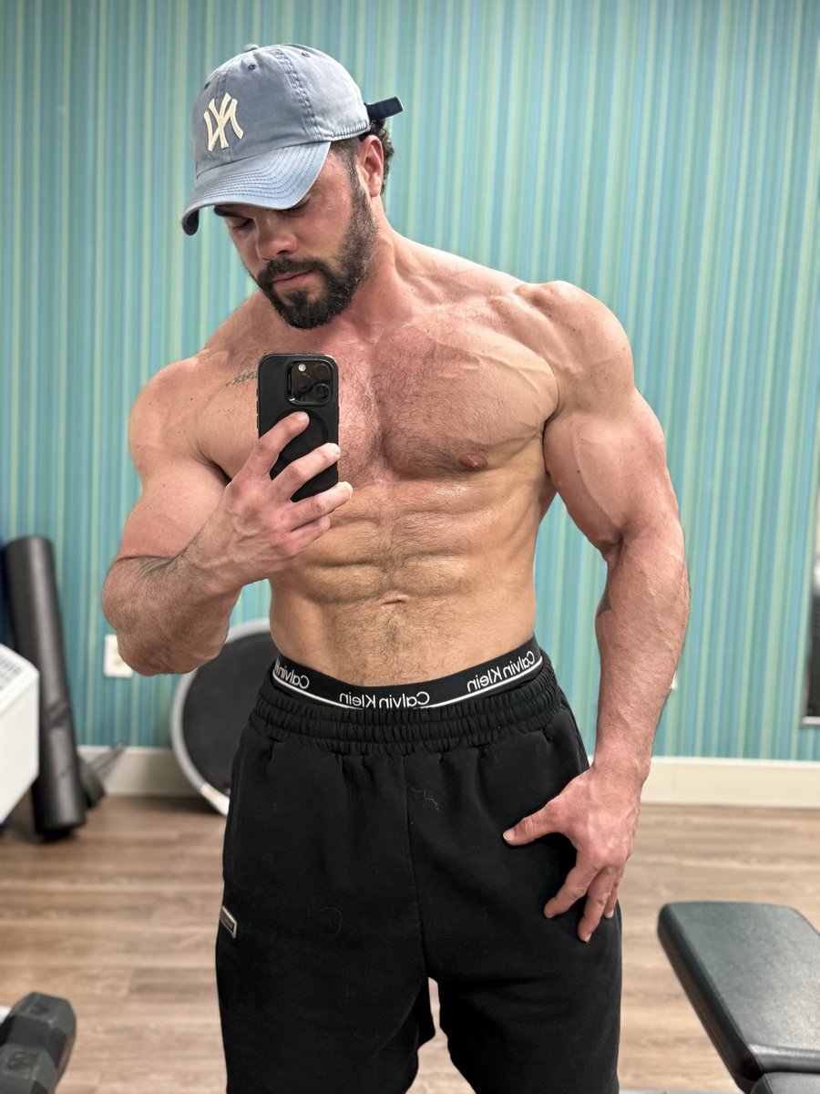 TonyEchevarria_'s tweet photo. Nothing like a hotel gym workout https://t.co/Glj9GAO0PT