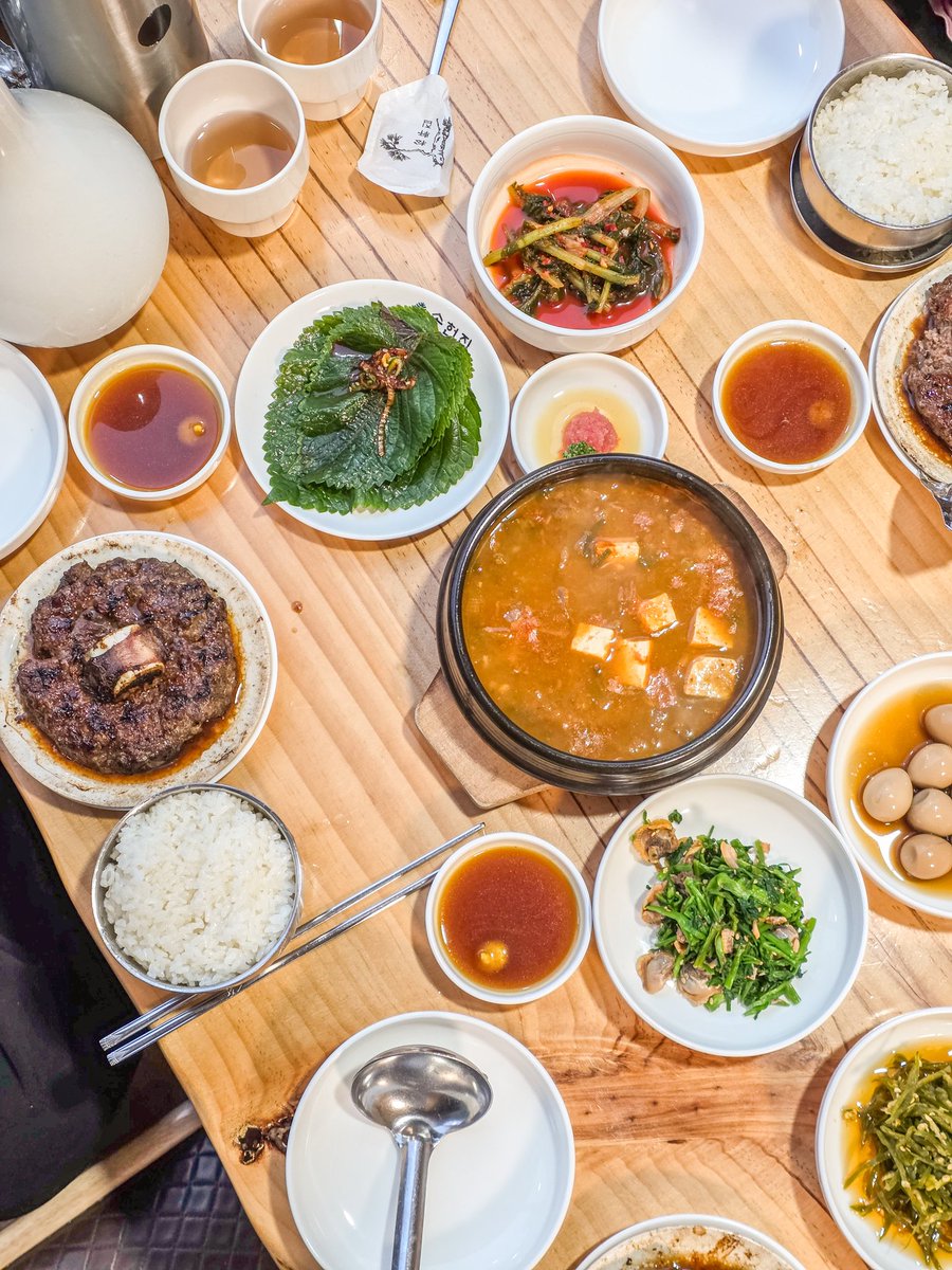 greatday7254's tweet photo. 📍송헌집/부산미슐랭

이제
떡갈비 먹으러 남원 안가도 되겠더라.

안달아서 좋음.
떡갈비 양념을 달게 하는 집이 많은데 그러면 금방 물림
그리고 두툼해서 좋다.
입안에 가득한 고기는 행복감을 줌.

탄산맛 나는 사과막걸리는 이집의 별미
개인적으로 떡갈비랑 깻잎 궁합이 좋은것 같음. https://t.co/O4D3MVjEnI