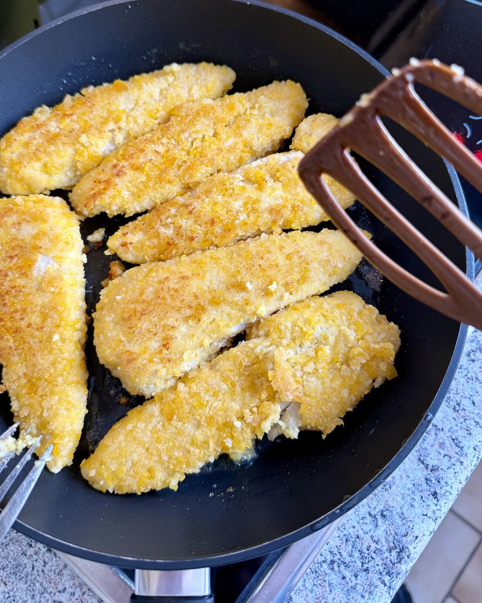 torsten_hautnah's tweet image. Heute gab’s Hähnchenfilet in einer Knusperpanade. Super-lecker! Dazu Reis mit süß-saurer Sauce. (Die mir diesmal – anders als beim letzten Mal – nicht zu scharf geraten ist.)

#Torstenkocht #nomnom