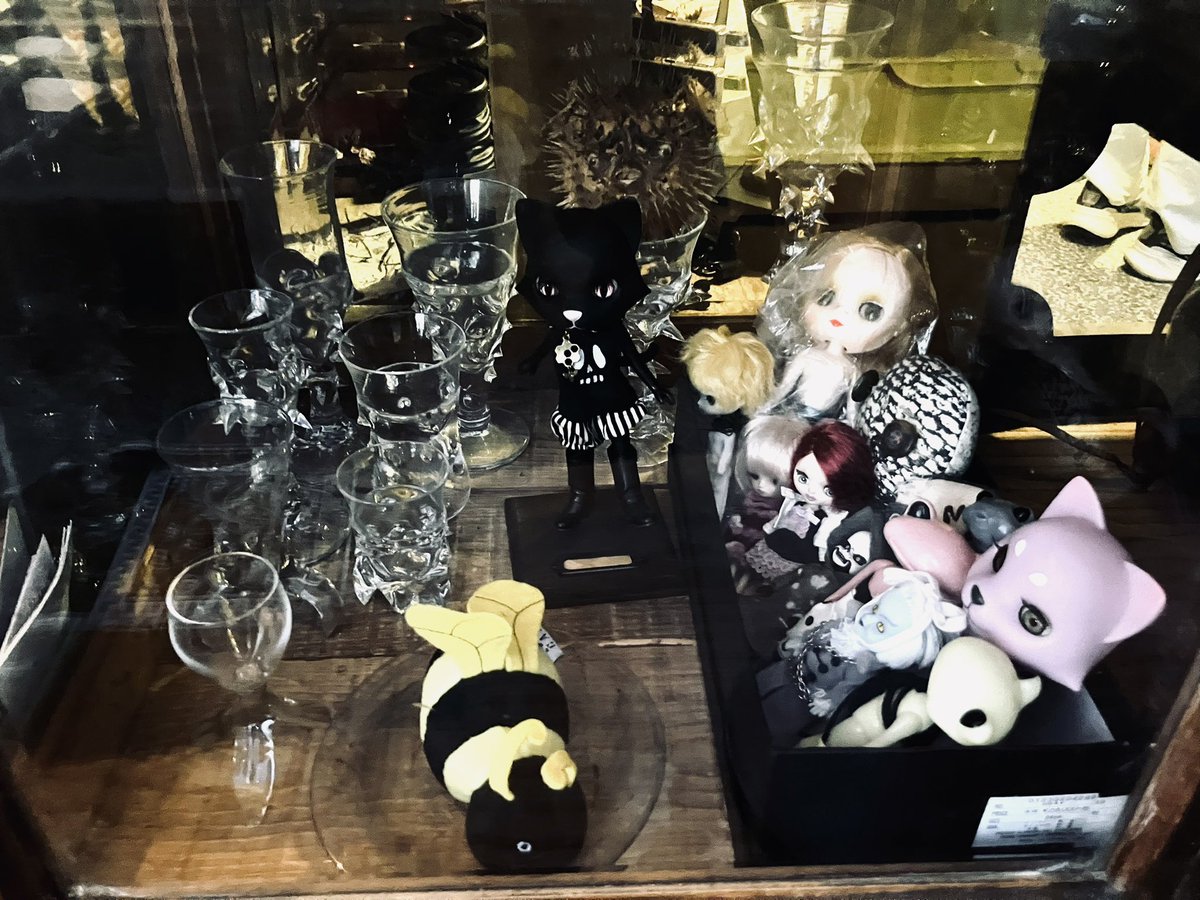 上野桜まつり骨董市のお店の準備が明日あたりでなんとかなりそうです。
今回は普段とかなり変わって変わりBarbieやカスタムドールにカツラや人形用のまつ毛やパーツなんかも並びます。
髑髏杯や私なんかと近しい作家さんの作品も並びます。是非お越しくださいませ！
4月3日まではお店に並んでます！