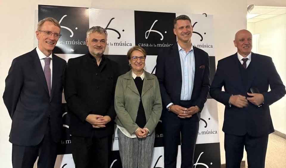 UEenEcuador's tweet photo. #Francofonía | 🎶Con el excepcional concierto “Diálogos Sinfónicos: Debussy – Ravel” ofrecido por la #UniónEuropea 🇪🇺 en Ecuador, la @sinfonicaosne y la Casa de la Música, que contó con el solista letón @Latvian_MFA de primer nivel 🔝Maestro #VestardShimkus, inició la Quincena de la #Francofonía en Ecuador. 

Durante sus palabras de bienvenida el Embajador de Francia 🇫🇷🇪🇨, Philippe Létrilliart @Letrilliartdipl, hizo referencia a la metáfora de la música para describir a la #Francofonía como una polifonía de culturas ✨ muestra de la riqueza del multilingüismo y un espacio que impulsa la diversidad, el diálogo y los valores compartidos (Derechos Humanos, Paz y Democracia) 

La Unión Europea es parte del Grupo de Embajadas Francófonas en Ecuador, junto a @CanadaEcuador 🇨🇦,  @ChileenEcuador 🇨🇱, #Egipto 🇪🇬, @FranceEquateur 🇫🇷, @embahaitiecua 🇭🇹, #Líbano 🇱🇧,  #Suiza🇨🇭, @UruguayEcuador 🇺🇾  la red de Alianzas Francesas y el Liceo Franco-Ecuatoriano La Condamine.

#MoisDeLaFrancophonie #Francophonie2026 #Diversité #Solidarité #Démocratie