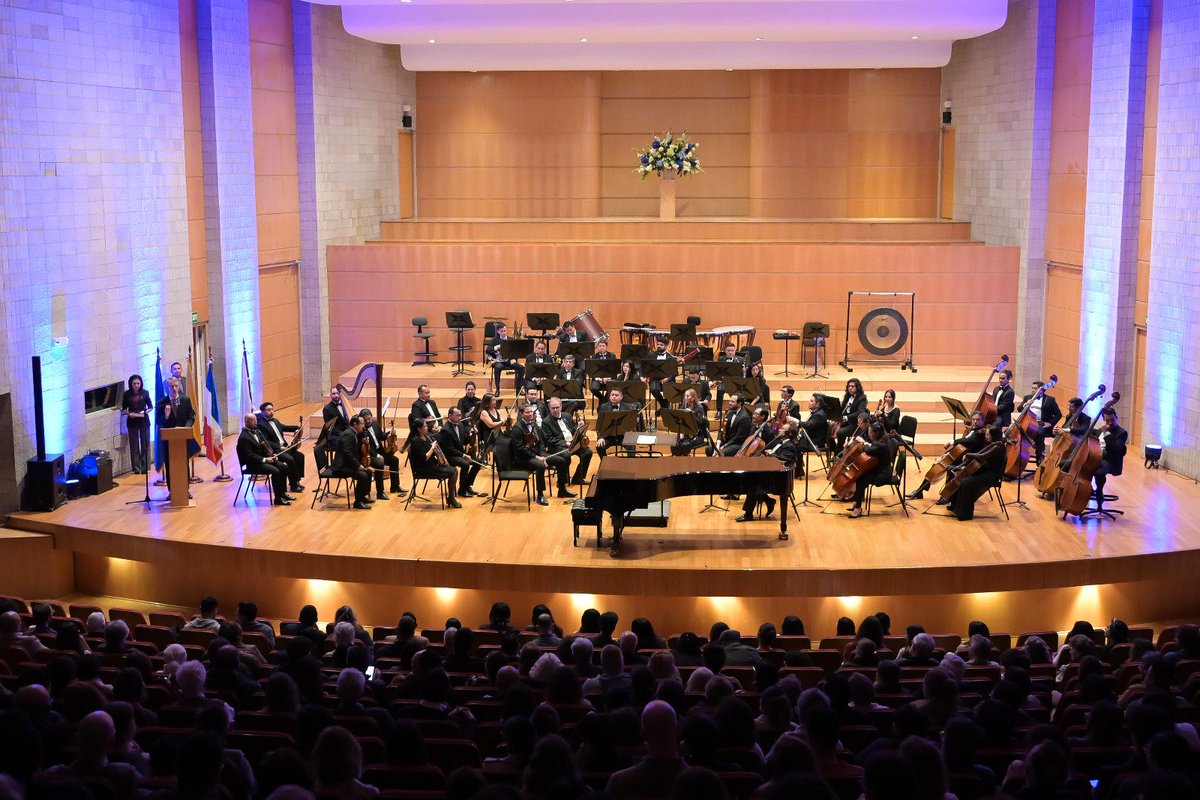 UEenEcuador's tweet photo. #Francofonía | 🎶Con el excepcional concierto “Diálogos Sinfónicos: Debussy – Ravel” ofrecido por la #UniónEuropea 🇪🇺 en Ecuador, la @sinfonicaosne y la Casa de la Música, que contó con el solista letón @Latvian_MFA de primer nivel 🔝Maestro #VestardShimkus, inició la Quincena de la #Francofonía en Ecuador. 

Durante sus palabras de bienvenida el Embajador de Francia 🇫🇷🇪🇨, Philippe Létrilliart @Letrilliartdipl, hizo referencia a la metáfora de la música para describir a la #Francofonía como una polifonía de culturas ✨ muestra de la riqueza del multilingüismo y un espacio que impulsa la diversidad, el diálogo y los valores compartidos (Derechos Humanos, Paz y Democracia) 

La Unión Europea es parte del Grupo de Embajadas Francófonas en Ecuador, junto a @CanadaEcuador 🇨🇦,  @ChileenEcuador 🇨🇱, #Egipto 🇪🇬, @FranceEquateur 🇫🇷, @embahaitiecua 🇭🇹, #Líbano 🇱🇧,  #Suiza🇨🇭, @UruguayEcuador 🇺🇾  la red de Alianzas Francesas y el Liceo Franco-Ecuatoriano La Condamine.

#MoisDeLaFrancophonie #Francophonie2026 #Diversité #Solidarité #Démocratie