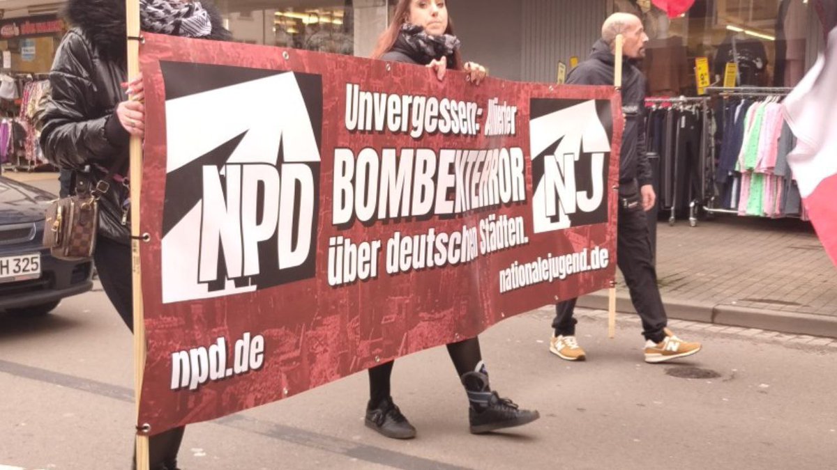 FlorianGrabows3's tweet photo. Der Trauermarsch zog vom Schlossplatz durch die belebte Innenstadt von Zweibrücken, wobei auch ein Blockadeversuch des Kommunistenpöbels am Bonhoeffer-Haus nicht zustande kam. https://t.co/stolCRcNXf
