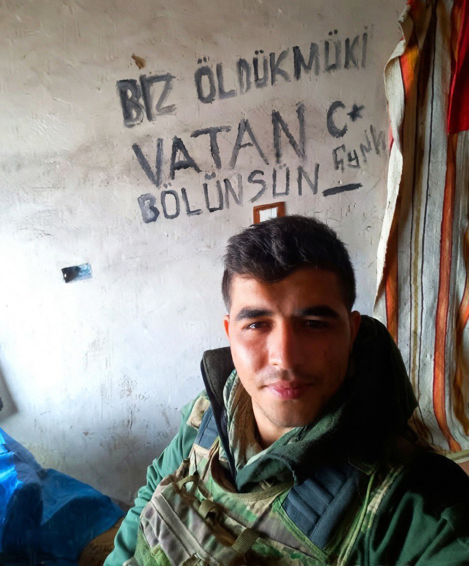 Şehidimiz Mehmet Dinek’in ailesine gönderdiği son fotoğraf 🇹🇷

Aziz ruhun şad olsun yiğidim 🥀🤍🇹🇷