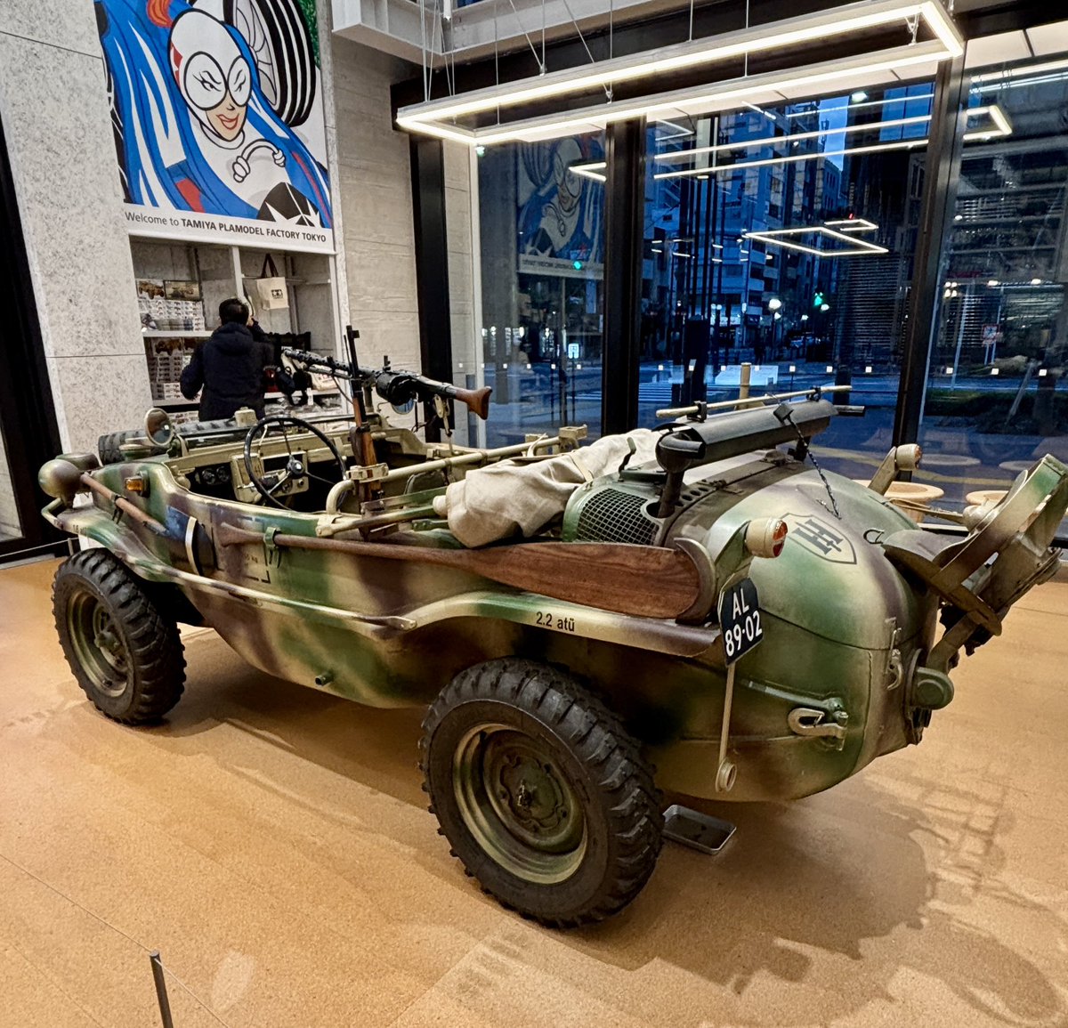 sugimoto_k's tweet photo. 新橋にあるタミヤモデルファクトリーに、シュビムワーゲンが展示されてます。
第二次大戦のドイツ軍が使用した水陸両用車。実物です。
どことなく愛嬌のあるルックスですね。 https://t.co/3PHqg1oICI