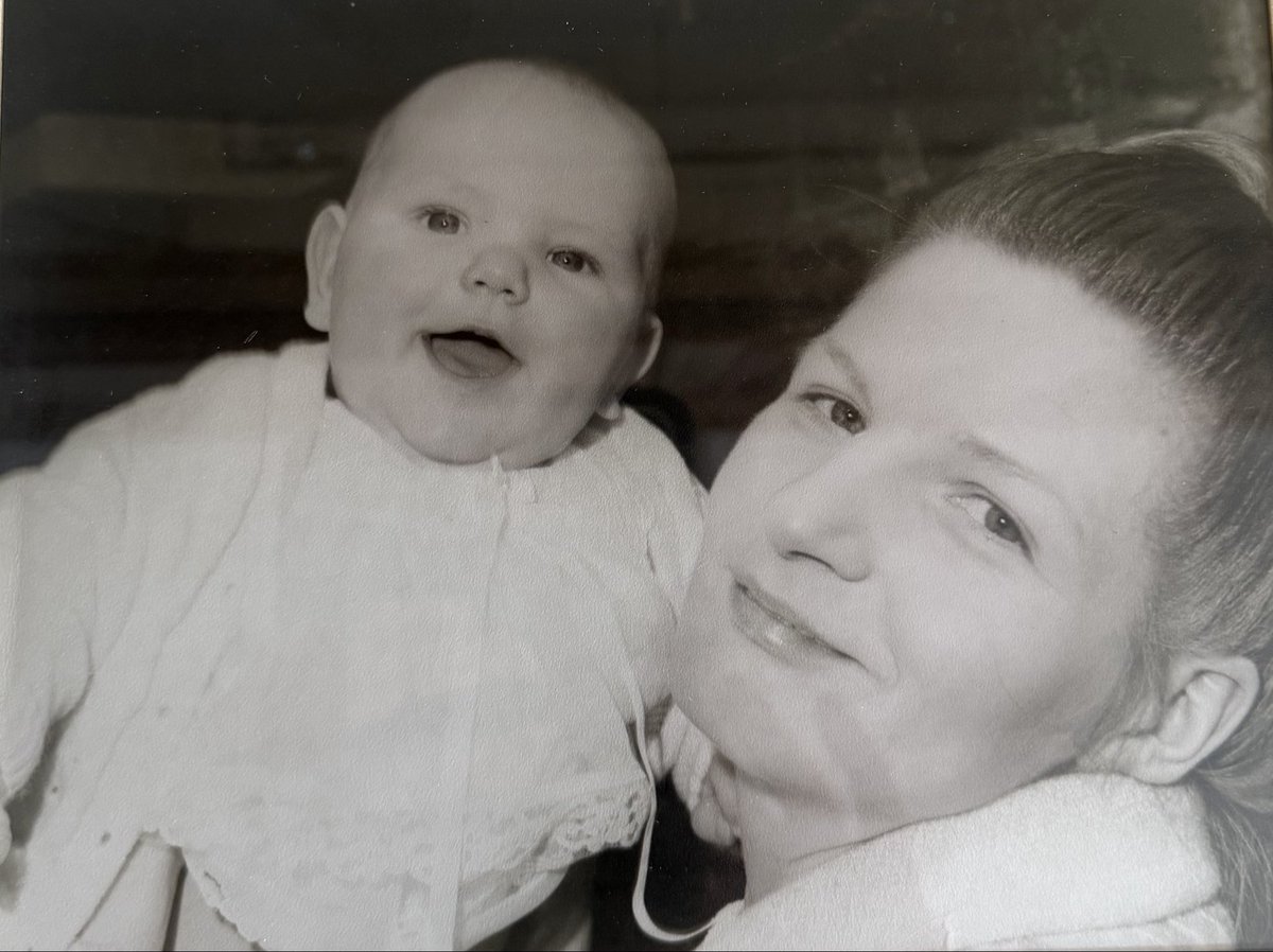 sharongrimes1's tweet image. My beautiful Mum and I. #Happymothersday #Loveyouforever ❤️💚🌹🙏