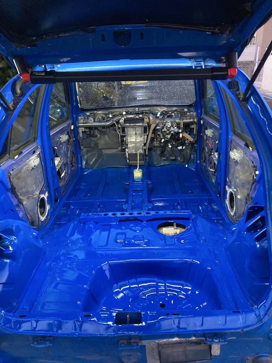 どなたか還暦レーシングのインパルマーチを買ってあげて下さい！

25万円
外装はルーフ以外塗装済み
内装もブルーに塗ってあります。
ロールバー、シート、スペーサーは外します。