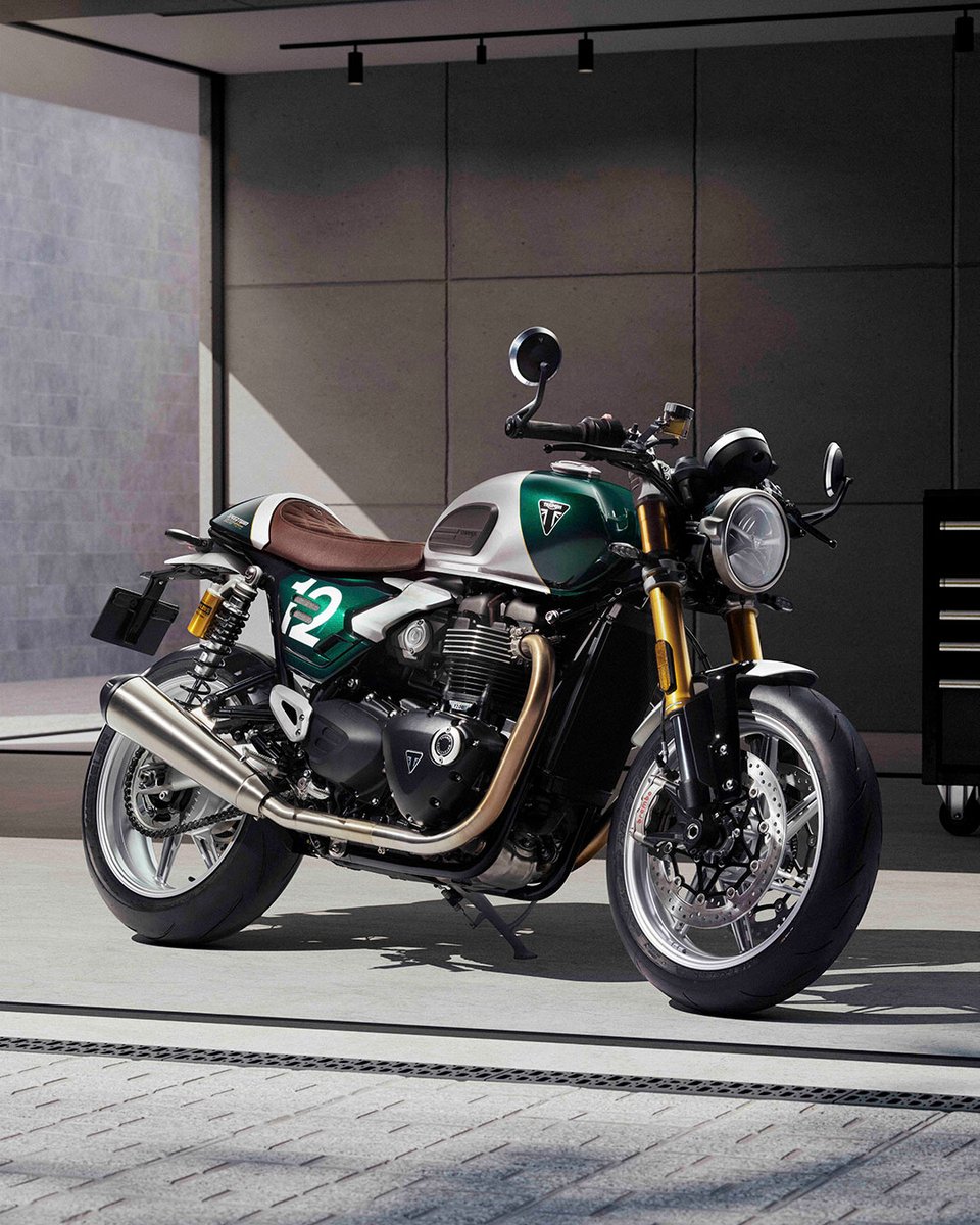 OfficialTriumph's tweet photo. The Speed Twin 1200 Cafe Racer Edition: art in motion.

Pure performance meets authentic cafe racer style, with premium details like a brown bullet seat &amp; machined bar-end mirrors. The clip-on handlebars add to that iconic silhouette.

Now available in showrooms! https://t.co/SCQYVrBEjv