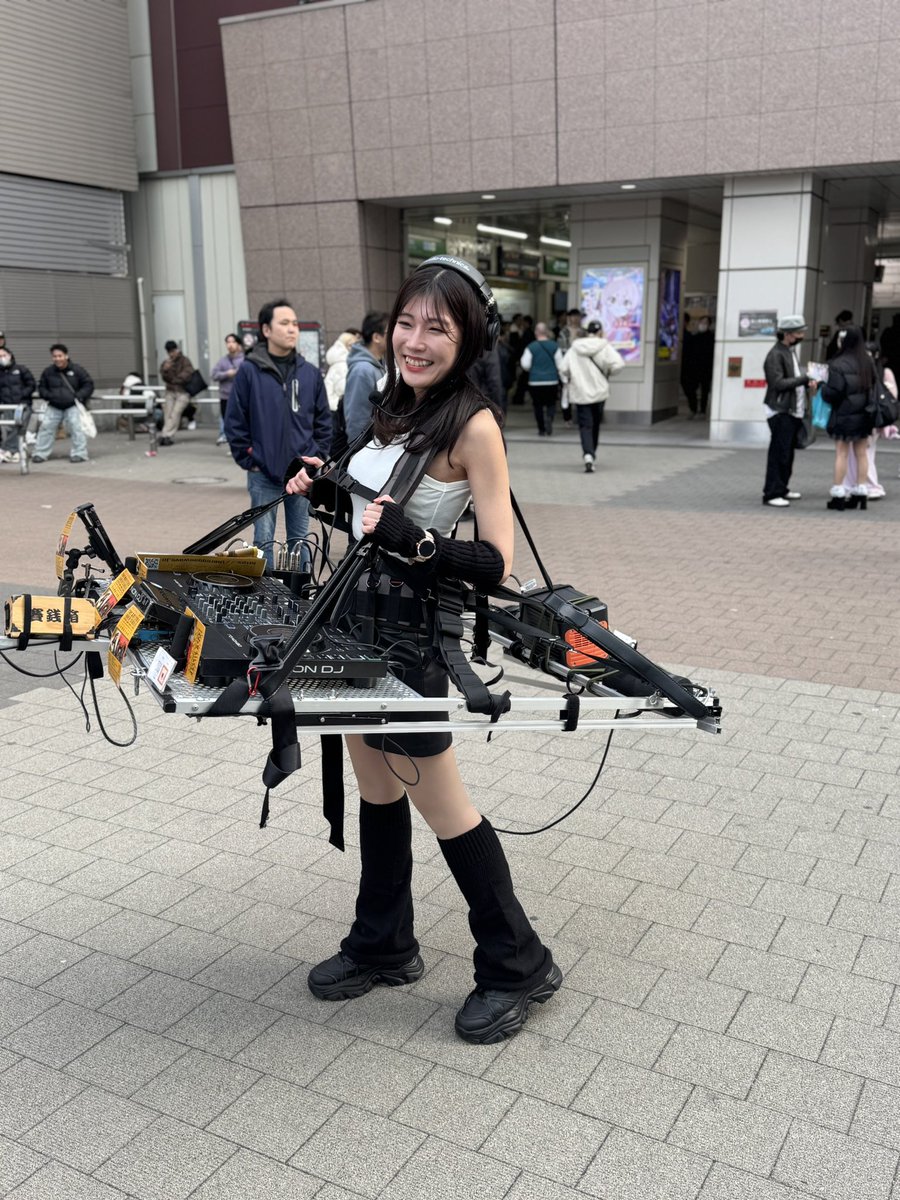 sekijani_8's tweet photo. 秋葉原駅前にかっこいいDJいた😎
初見だったけど引き込まれたw
#walkingDJ
@mihossyi_ 
@djmihossyi_ptw https://t.co/2yoDWCbqLe