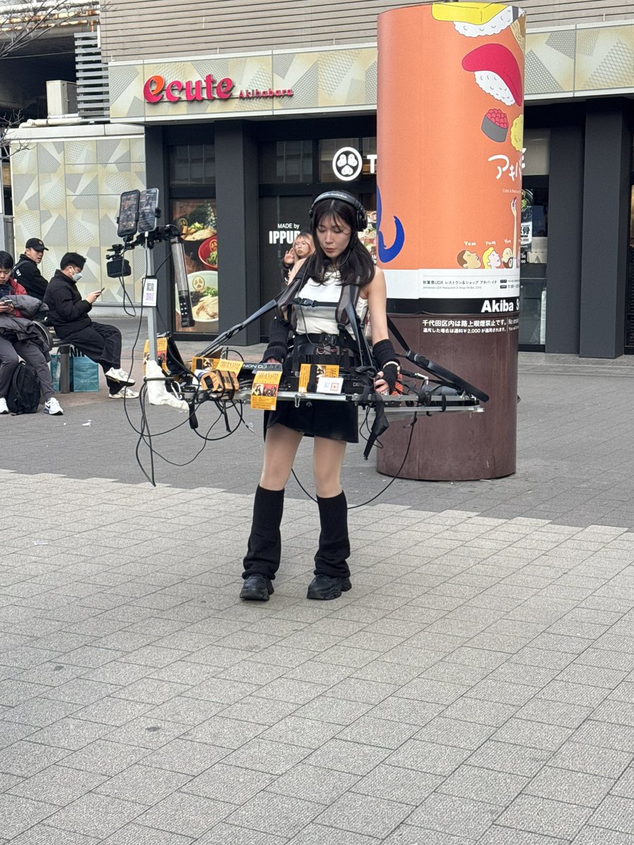 sekijani_8's tweet photo. 秋葉原駅前にかっこいいDJいた😎
初見だったけど引き込まれたw
#walkingDJ
@mihossyi_ 
@djmihossyi_ptw https://t.co/2yoDWCbqLe