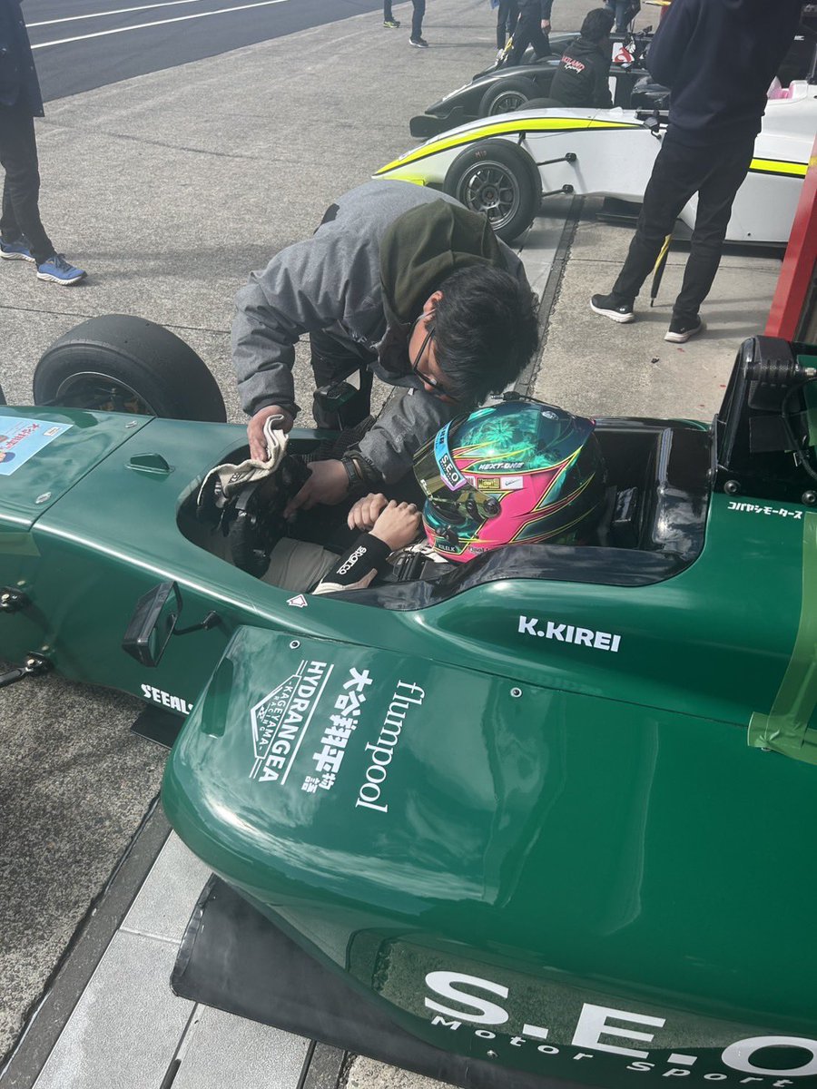 KileiLeiji11's tweet photo. F110CUP 東日本王者決定戦(もてぎ第1戦)

2日間終了しました‼️
17台中
Race1→予選12位/決勝11位
Race2→予選13位/決勝11位
でした。

レースウィークに初めてのマシンと出会い、少しずつ慣れてく中で、今までのマシンとはまた違った性格のクルマに乗って遅い中ではありますが少しずつ自分の引き出しが増やせたレースウィークだったかなと思います。

まずはレースに参戦することが出来たこと本当に感謝しています。
沢山の方のサポートがあってこそのレースだと改めて実感することができました。この経験を今後生かせられるように務めていきたいと思います‼️

参加していた皆様もお疲れ様でした！

 #F110CUP
 #ハイドレンジア
