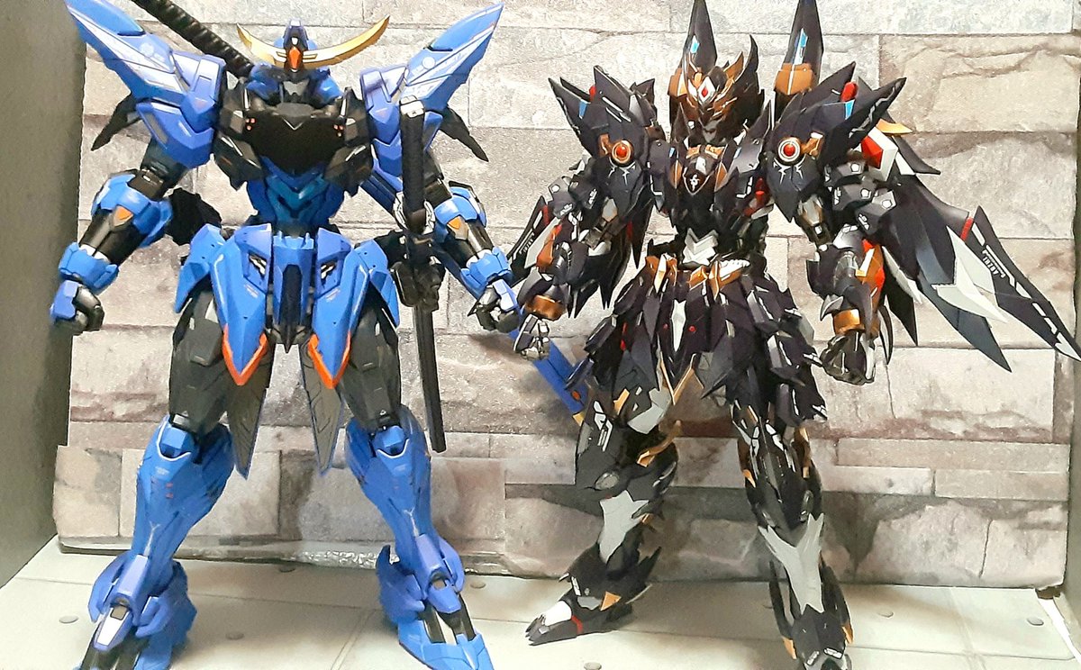 そういえばレイヴンを買ってから、MOSHOWの製品とのサイズ比較をしてなかったので並べてみましょう。
伊達さんと比べるとワンサイズミほど小さく、MOSHOWの中でも小さいほうの衛国公とは大体同じサイズ感です。
てか、レイヴンの背負いものはやはり外れる苦笑
撮影中、二回外れました。 