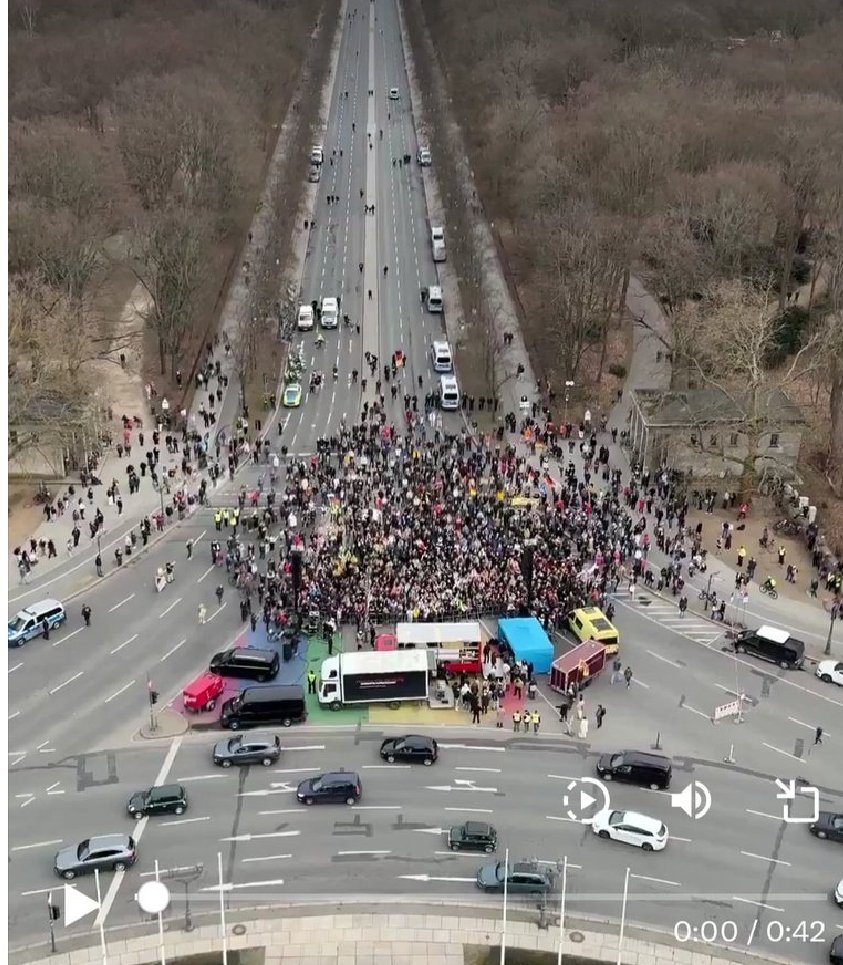 JaneDoeOriginal's tweet image. Von oben sah das gar nicht anders aus als ein paar hundert.