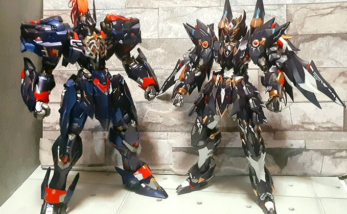 同じようなダーク配色のランスロットや武成候とも。
こいつらはゴツいので尚更レイヴンが小さく見える…けどレイヴンが小さいフィギュアというわけではありません。
しかしてやはりMOSHOWのフィギュアは作りがしっかりしています。
二体しか所有してませんが、蔵道はちょいちょい詰めの甘さを感じます 