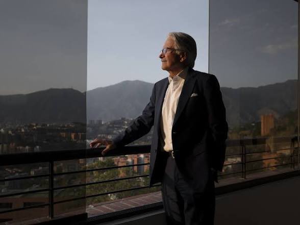 😏 Vaya, vaya. Otro apóstol de la “estabilidad”. El señor Ali Moshiri parece encarnar esa forma obscena de pragmatismo que llama realismo a la asfixia de un pueblo, siempre que el negocio siga respirando.
