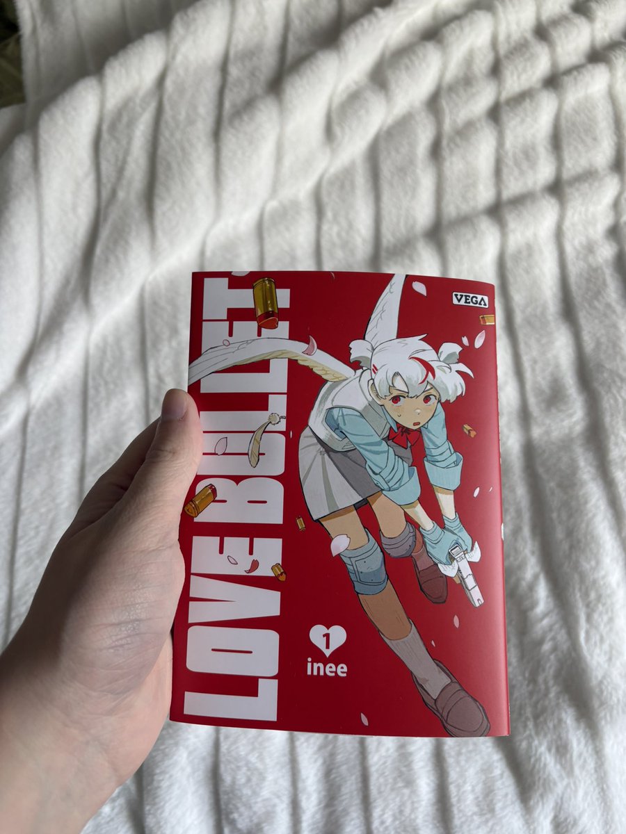 Bah c’est pas mal du tout le tome 1 de #lovebullet je pense qu’il pourra facilement rentrer dans mon top yuri j’aime beaucoup le concept et le début de synergie entre les personnages. Le seule point noir c’est des fois la lecture des scènes de combat parfois dure je trouve.