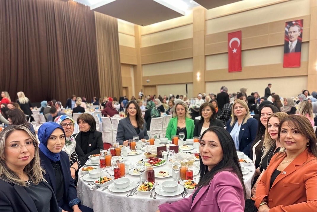 mhpizmirkacep's tweet photo. 📍 ATO Congresium
Genel Başkan Yardımcımız @ahmet__yurdakul tarafından düzenlenen;
“Üç Hilalin Aydınlığında Altaylardan Tuna’ya Türk Kadınları” iftar programına İzmir’i temsilen KAÇEP İl  Başkanımız Elif Dilber ilçe Başkanlarımız ve kıymetli hanımefendiler katılmışlardır. https://t.co/e3YscYTsGd