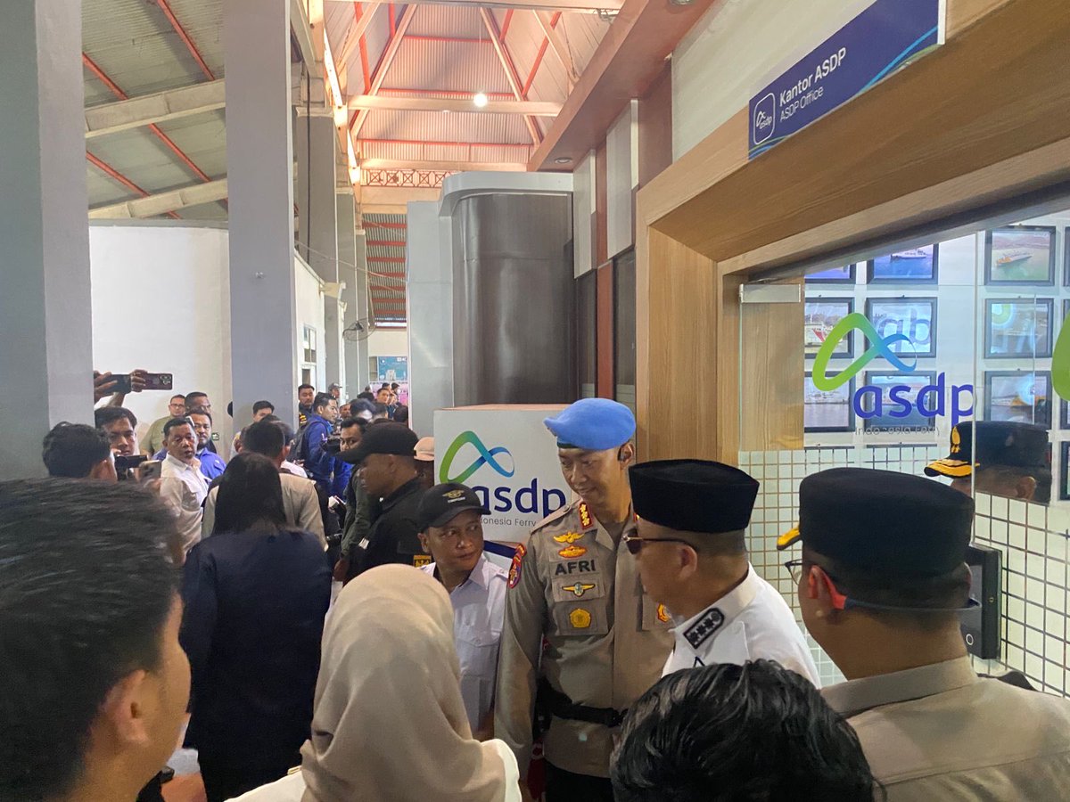BIDPROPAMBABEL's tweet photo. Kabidpropam Polda Kep. Babel mendampingi kegiatan Kapolda Kep. Babel bersama dengan Gubernur Prov. Kep. Bangka Belitung dalam rangka pengecekan arus mudik lebaran 2026 di Pelabuhan Tanjung Kalian Muntok Kab. Bangka Barat https://t.co/o9Gk3YGa2z