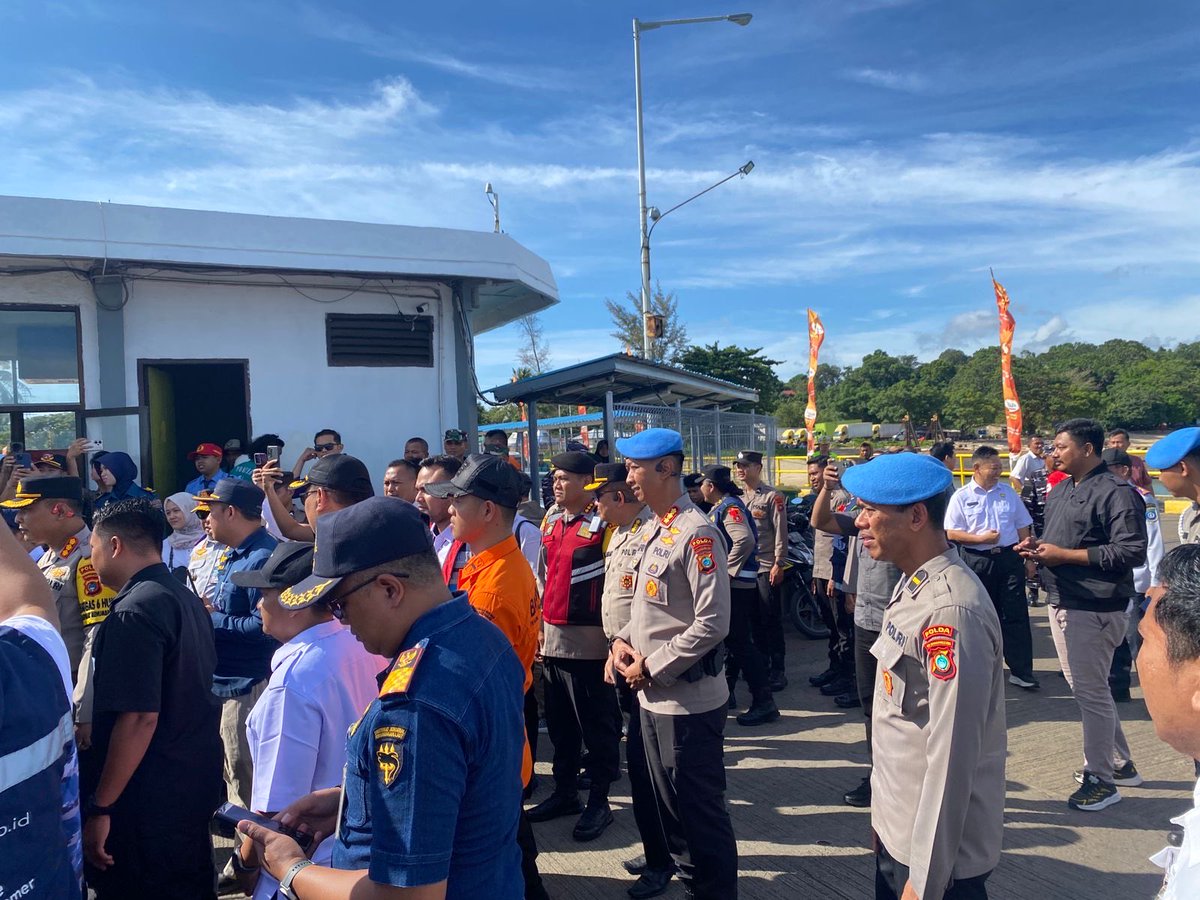BIDPROPAMBABEL's tweet photo. Kabidpropam Polda Kep. Babel mendampingi kegiatan Kapolda Kep. Babel bersama dengan Gubernur Prov. Kep. Bangka Belitung dalam rangka pengecekan arus mudik lebaran 2026 di Pelabuhan Tanjung Kalian Muntok Kab. Bangka Barat https://t.co/o9Gk3YGa2z