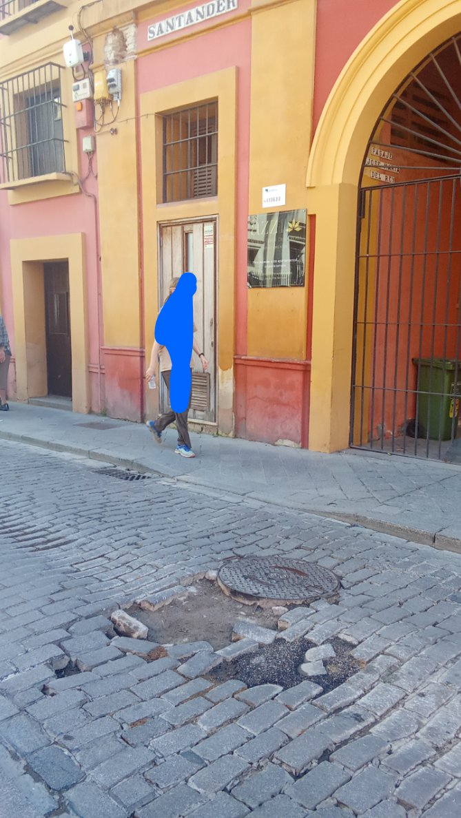 Gran agujero en plena calle Santander , paso de vehículos ...da igual ....,<a href="/acomosi/">Acomosi</a> <a href="/Ayto_Sevilla/">Ayuntamiento de Sevilla</a> <a href="/jlsanzalcalde/">José Luis Sanz</a>