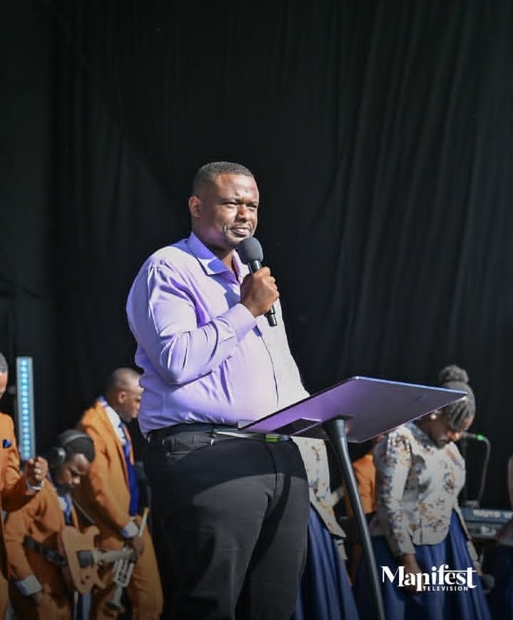 BarasaSamuel001's tweet photo. There are two responses to trial and tribulation (Mark 4:16-17).
1. Offence because of the Word having no root.
2. Not taking offence.

~ Pastor Brian Mwesige 
#DiscipleshipClass https://t.co/HSA0c4W22V