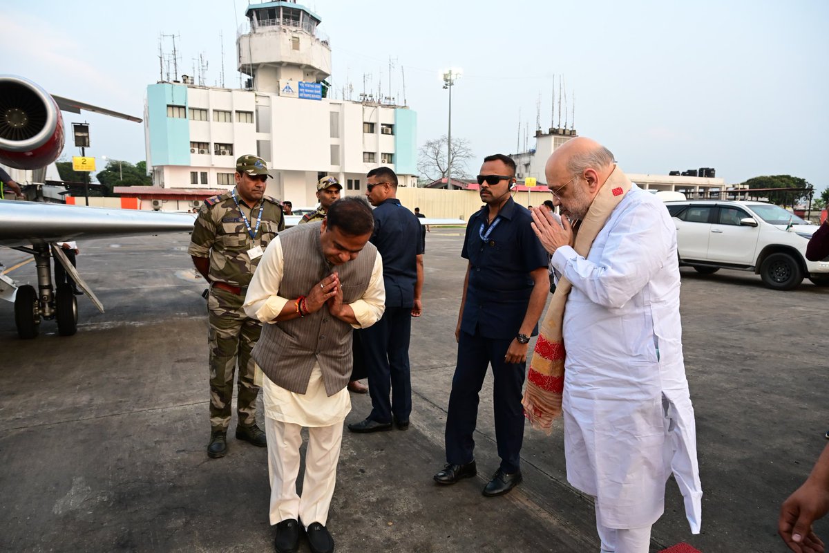 himantabiswa's tweet photo. Thank you for your guidance Adarniya @AmitShah ji.

As you depart from Guwahati, I thank you on behalf of the people of Assam for dedicating healthcare projects over ₹2,000cr and energising our Yuva Shakti as part of your visit. https://t.co/b9kZiUw3o3