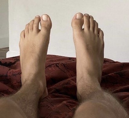 Feetsandzocks tweet media