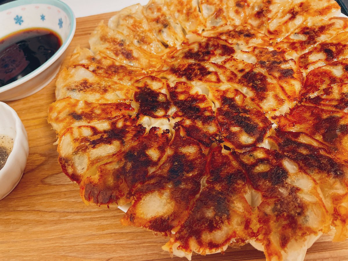 皿からはみ出る餃子ができました
