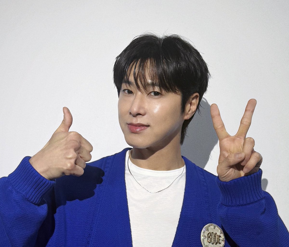 👍🐰✌️

엌ㅋㅋ 생일때 알려주신 이륙포즈ㅋㅋㅋㅋ 
✌️👍weverse.io/tvxq/media/2-1…

옵바가 많이 하시는 포즈 두개 합쳐서 하신줄 알았네 ㅋㅋㅋ