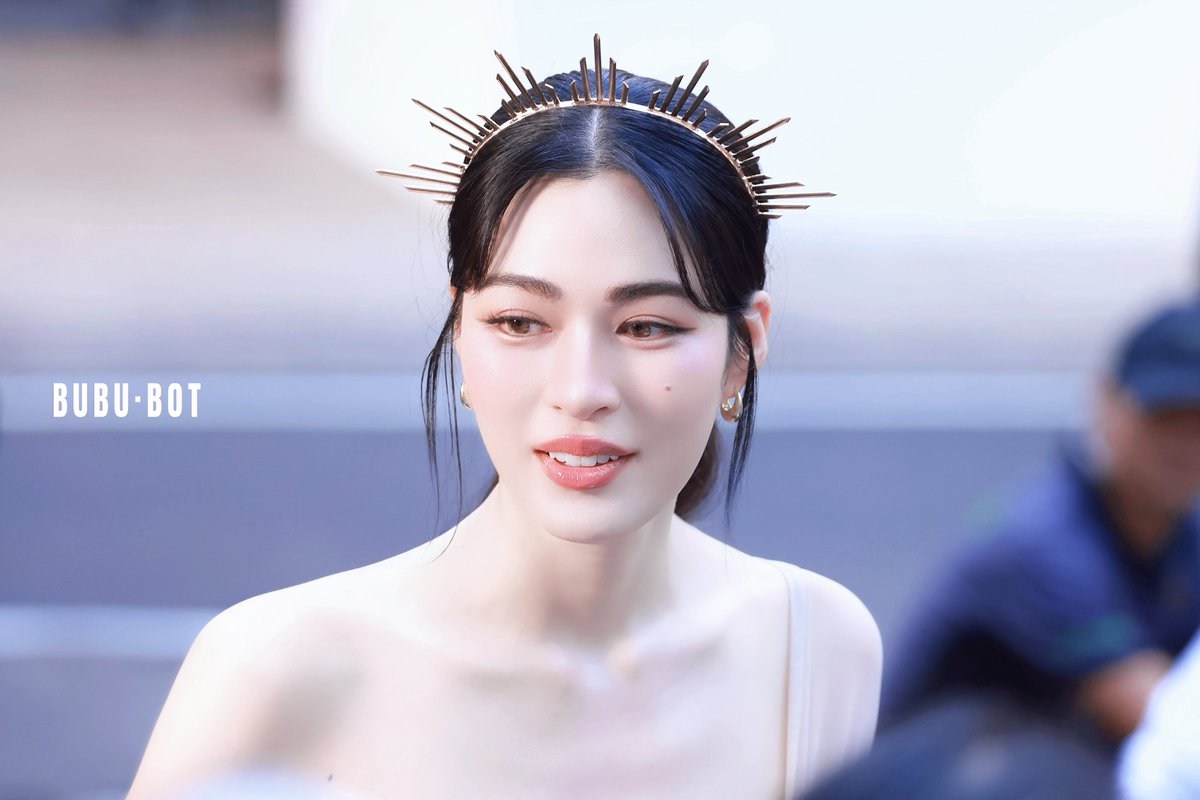She’s unreal👸
031526

LINGORM FRIENDS OF VIVO 
#LingOrmVivoV70Exhibition