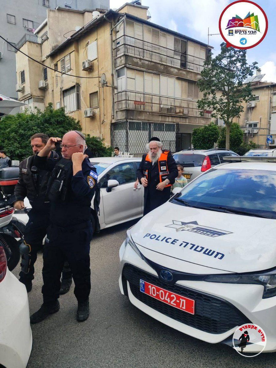 ראש עיריית בני ברק חנוך זייברט בזירת נפילת רסיס בבני ברק.