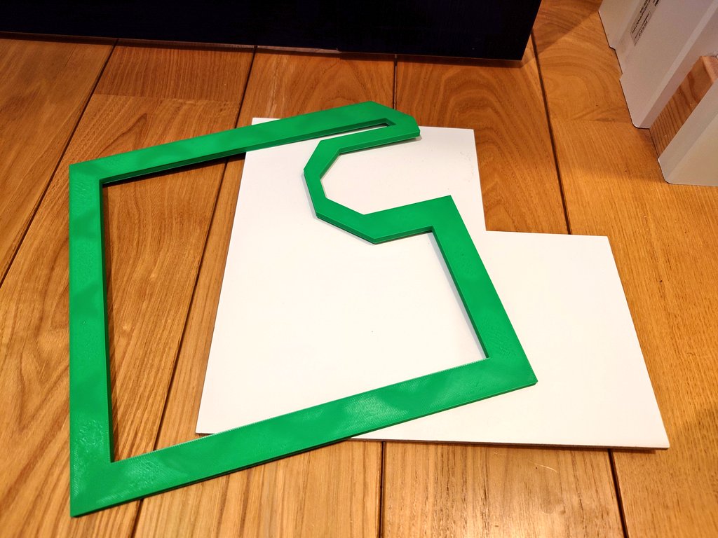 3Dプリンタで板を作ると、怒られが生じるらしい🤔 回避策として枠だけプリントしました。 家庭用品を作るうえでは、ベッドサイズが大きいと便利です ...