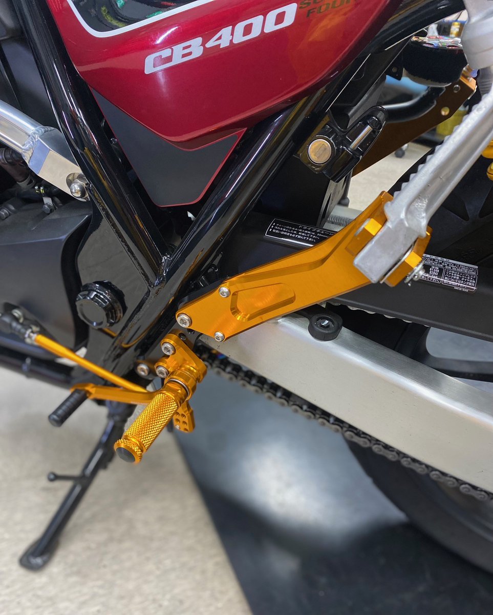 [横浜店PIT] 
CB400SF：Baby   Face PERFORMANCE-STEP の取付け作業🔧をご依頼頂きました～