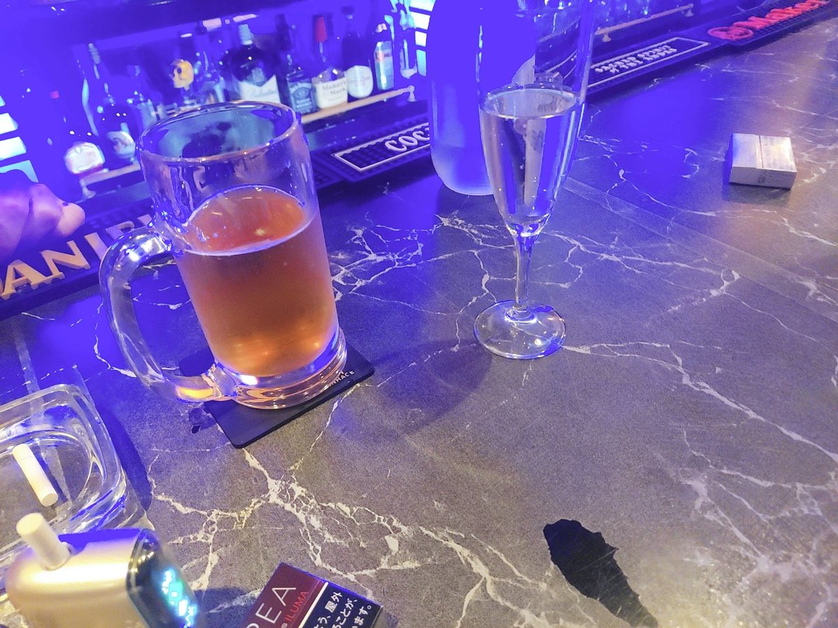 ToyamaYurutetsu's tweet photo. 今日もゆる哲楽部の定例会！
BAR リフレインさん https://t.co/VJNwiPSWnN