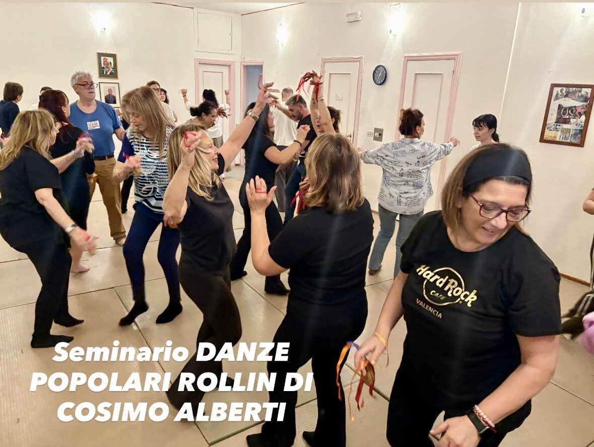 AlbertiCosimo's tweet photo. SEMINARIO DANZE POPOLARI ROLLIN DI COSIMO ALBERTI 

Voglio ringraziare tuttə per la vostra bella energia che ci ha permesso di imparare divertendoci con serenità e armonia. 
#cosimoalberti 💃🏻 #danzepopolari #tammorra #tammurriata  #pizzicapizzica https://t.co/b3vy2EC9RA