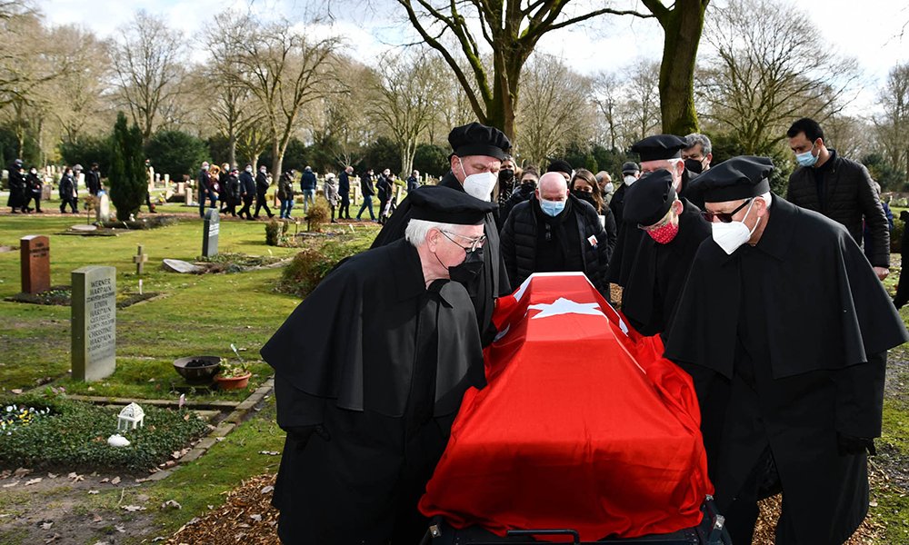 Almanya'nın Bremen kentinde 91 yaşında vefat eden Ermeni kökenli Kore Gazimiz Minas Kaya, vasiyetinde Türk Bayrağı’na sarılmak istemişti. Yerel iş birlikçilere ‘Ne mutlu Türk’üm diyene!’ nedir dersi vermiştir! Ölüm yıl dönümünde kendisini saygıyla anıyorum. #MinasKaya